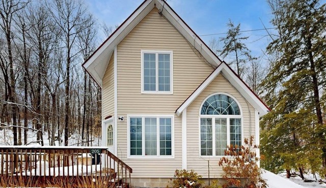 Dog-friendly home + loft w/deck and gas grill, private washer/dryer, & free WiFi