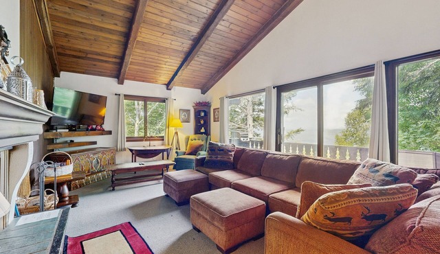 Dog-friendly home with stunning views & balcony, near Cannon Mountain