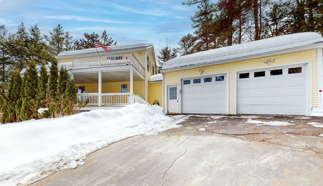 Dog-friendly home with beach access, washer/dryer, gas grill, streaming services
