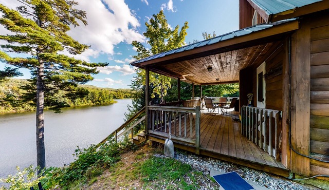 Dog-friendly, lakeside home w/private dock/deck/free WiFi