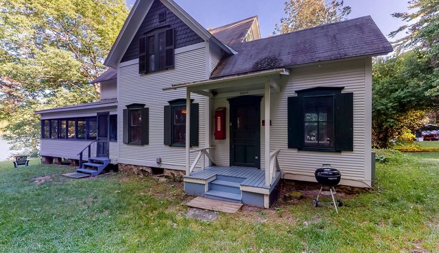 Dog-friendly spacious cabin, screened in porch, & boats right on the lake
