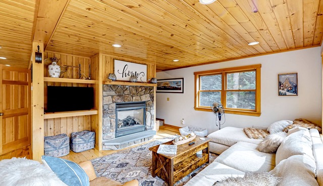 Dog-friendly Sunday River retreat with large yard, grill, washer/dryer