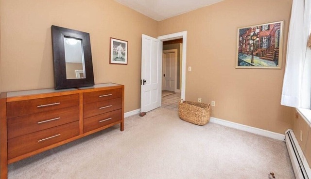 Downtown Apartment, walk to restaurants, cafes and walking trails
