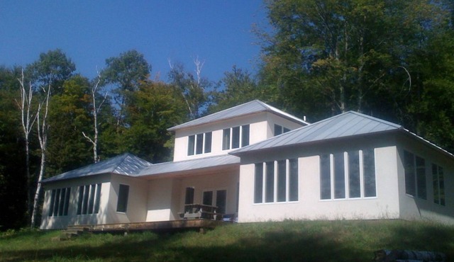 Dramatic Mountain Ridge house 3 miles from village green