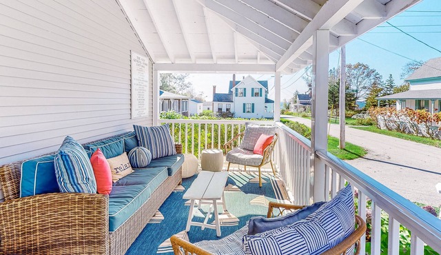 Dream cottage, with bunkhouse and ocean view, fireplace, patio, grill & WiFi