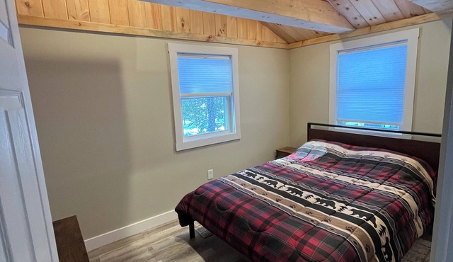 Dukes Den - A Cozy Cottage by the Lake!