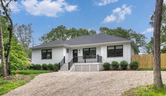 East Hampton NEW home with Pool: 5 minutes from town and beaches. Kid friendly