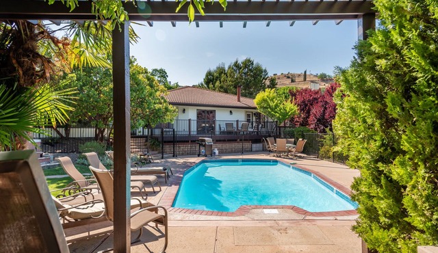 Eat Drink & be Merry! Downtown Paso with Pool and Spa!