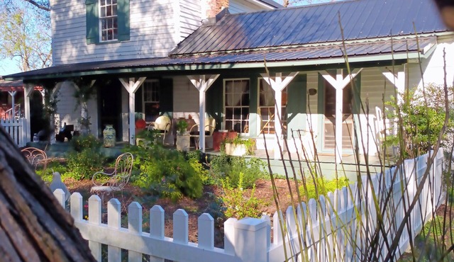 Eclectic Edition 2 bedroom Historic Farmhouse circa 1885 nNo Ghosts Serene Vale