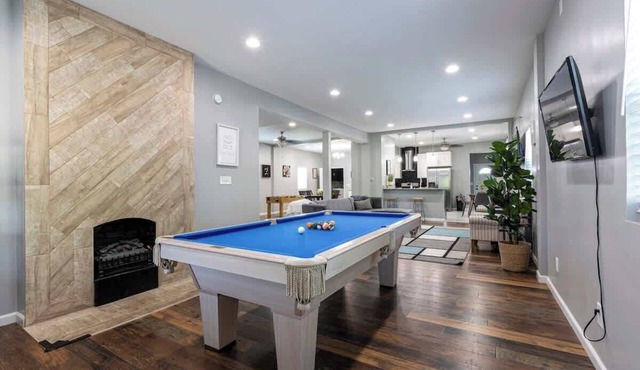 Eclectic & Spacious 6BR w/Pool Table & Foosball in Indianapolis