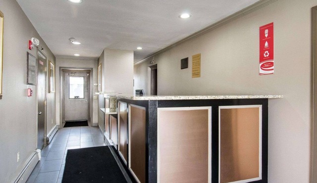 Econo Lodge Inn & Suites
