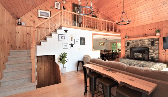 Edelweiss! A Luxurious 5 Bed Ski Chalet 5 Mins to Jay Peak, Vermont