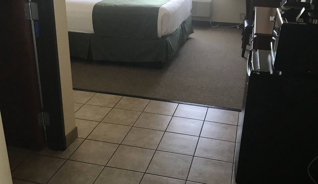 Edgewood Hotel & Suites