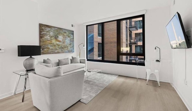Electric Car Charging Available! nr Capitol 2BR w/Parking