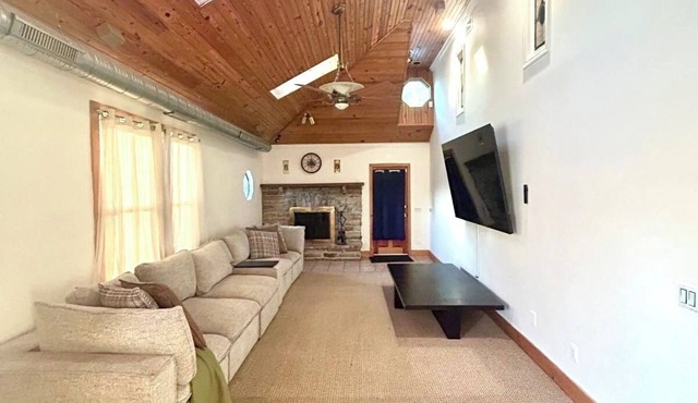 Elegant 3BR Apt/4 Beds/2 Bath/Wi-Fi/Free Parking