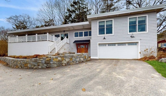 Elegant getaway with lovely deck, ocean & sunrise views, foosball & washer/dryer