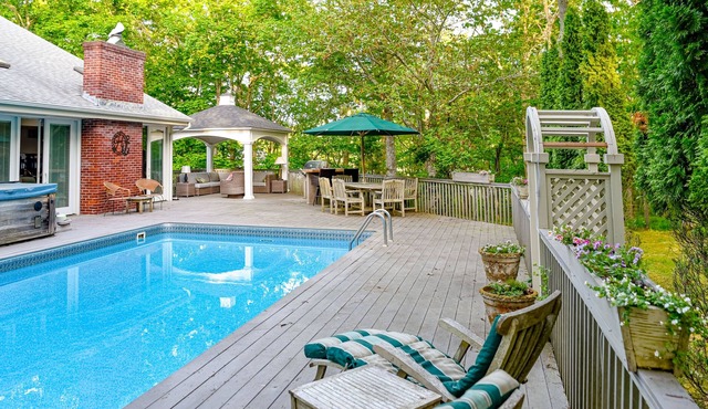 Elegant house with private saltwater pool, hot tub, dog-friendly yard & W/D