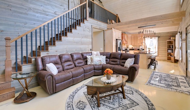 Elegant Newport Cabin w/Porch & Lake Access