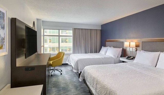 Elegant Stay: Steps From Capital One Arena & National Mall! On-site Bar