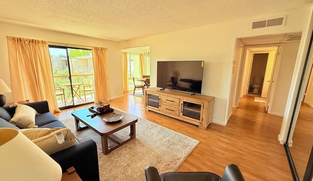 Elevator, Private Parking Balcony, CalKingBed Entire rental unit in Wanut creek