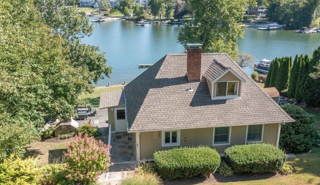 Enchanting 3 Bedroom Lake House on Candlewood Lake