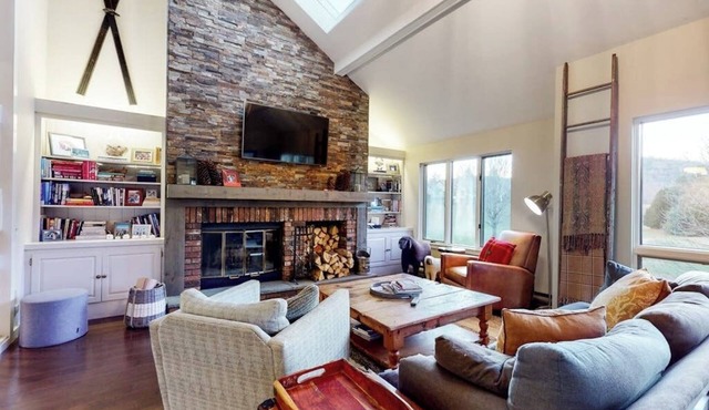 End unit townhome near golf & ski - walk to Quechee Club - views & fireplace