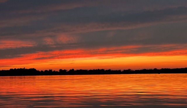 Endless Sunsets - Lake Front Retreat in the "Gut" on Lake Champlain
