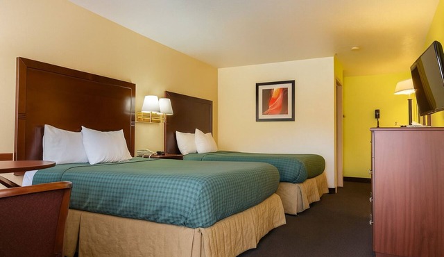 Enjoy Two Relaxing Rooms in St. George, Perfect for Families | Free Parking
