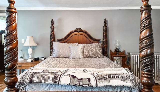 Enjoy your stay in an antique home in an antique toy museum!