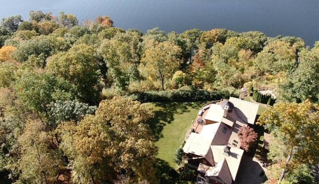 Entertainers Dream, Candlewood Lake, Hot Tub,Disco,Theatre,Music studio.more!