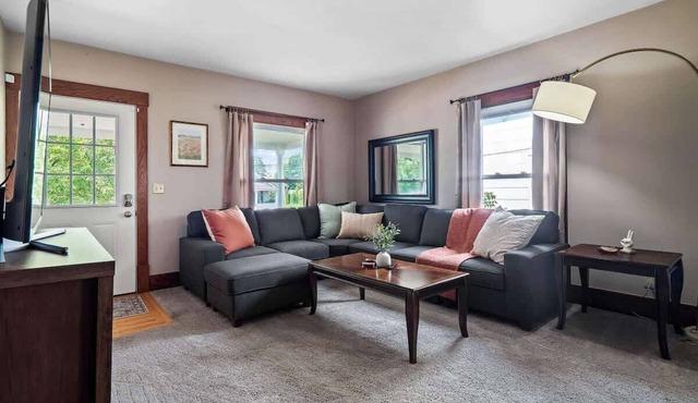 Entire Duplex - Historic District - Sleeps 12