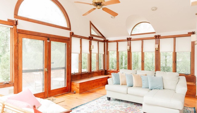 Entire Home/Gorgeous Sunroom off Rugby Road - Walk to UVA and JPJ Arena!