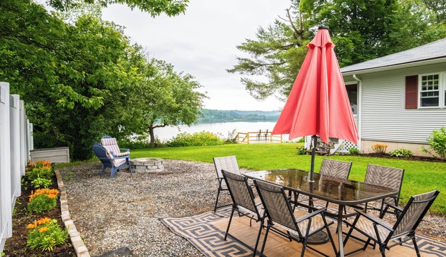 Entire Lake House on Lake Memphremagog, dead end RD, private. 30 min to Jay Peak