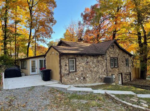 Entire Mountain Cottage Near Scenic Hiking Trails