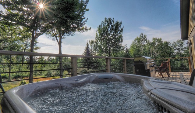 Equinox Haus: Private retreat, pool table, hot tub, game room & hiking trails