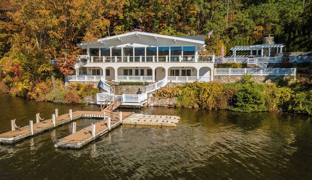 Escape to a Luxury Lakehouse Retreat- Chefs Indoor Outdoor Kitchen Hot Tub Steam