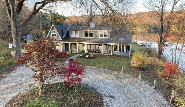 Escape to your private lakeside estate! Family & dog friendly, wildlife viewing!