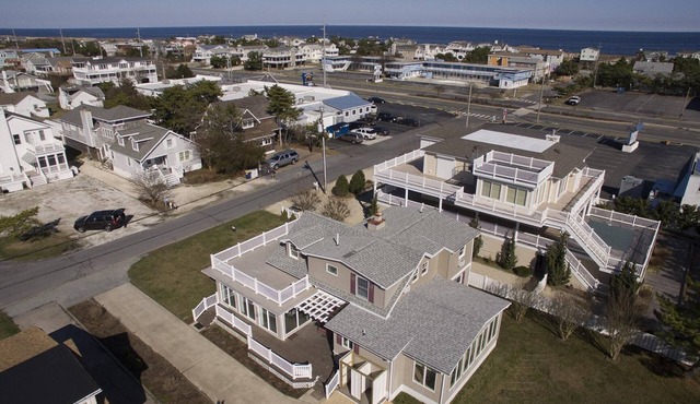 Excellent 4 bedroom Beach House in Fenwick Island, walking distance to the Beach! Wifi available!