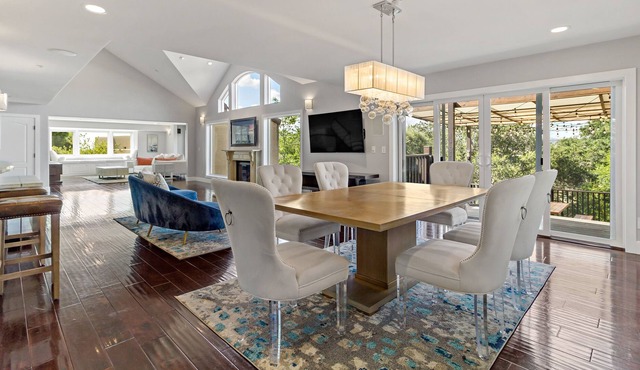Executive Home, Modern Spacious Retreat!