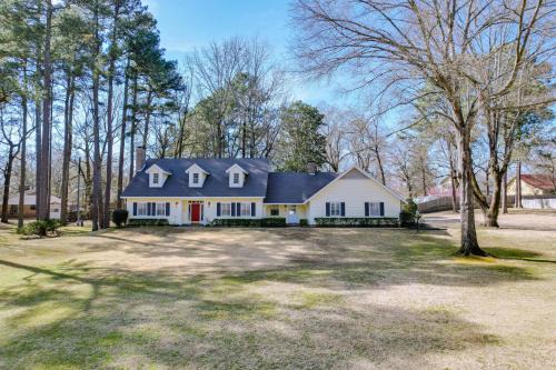 Expansive Texarkana Home w/Yard: Near Golf!