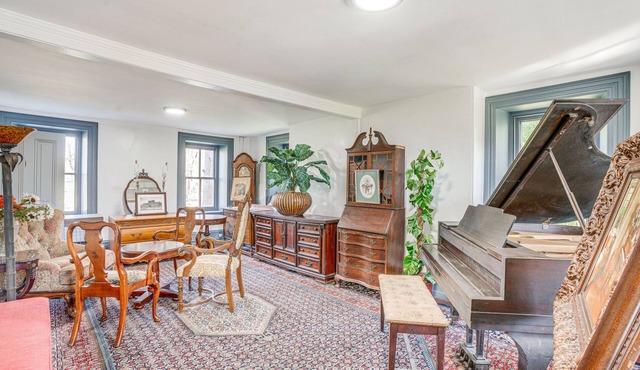 Experience a 17th-Century Spring Manor