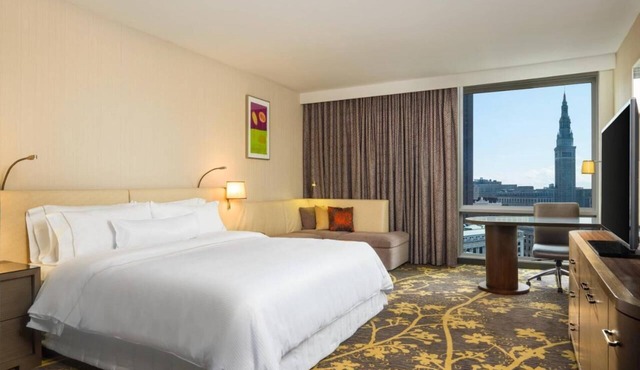 Experience Comfort and Convenience at this Sleek Room w/Central Location