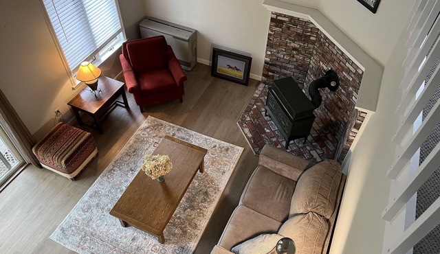 Experience lake life! Beautiful, light-filled Grantham condo near Lake Sunapee