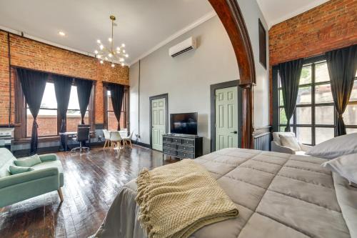Explore Downtown Marshall: Historic Studio Getaway in Marshall