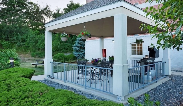 Explore North Shore from Boston! Kitchen, Pets Allowed, Near Burlington Mall!