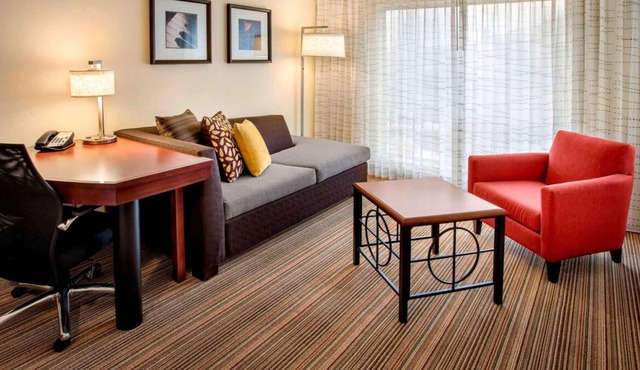Explore Westborough! Free Parking, Pool, Short Drive to Lake Chauncy Beach