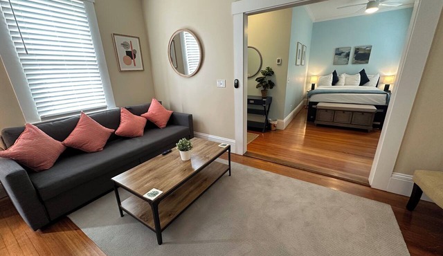 Exposed Brick 1 Bed/1 Bath/Pullout Sofa/Dog Friendly Large Suite (Sleeps 4) Downtown Newport