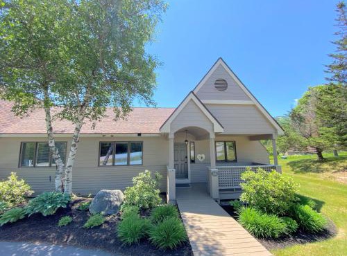 F14 Bretton Woods Condo along golf course short walk from Omni Mount Washington Hotel