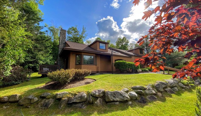 F9 Renovated Bretton Woods slopeside condo w/AC, 2 living rooms, foosball, air hockey, dog friendly
