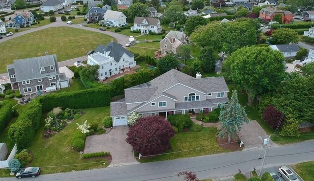 Fabulous home, walk to beach, dine outside, large yard,3 bed 2 bath